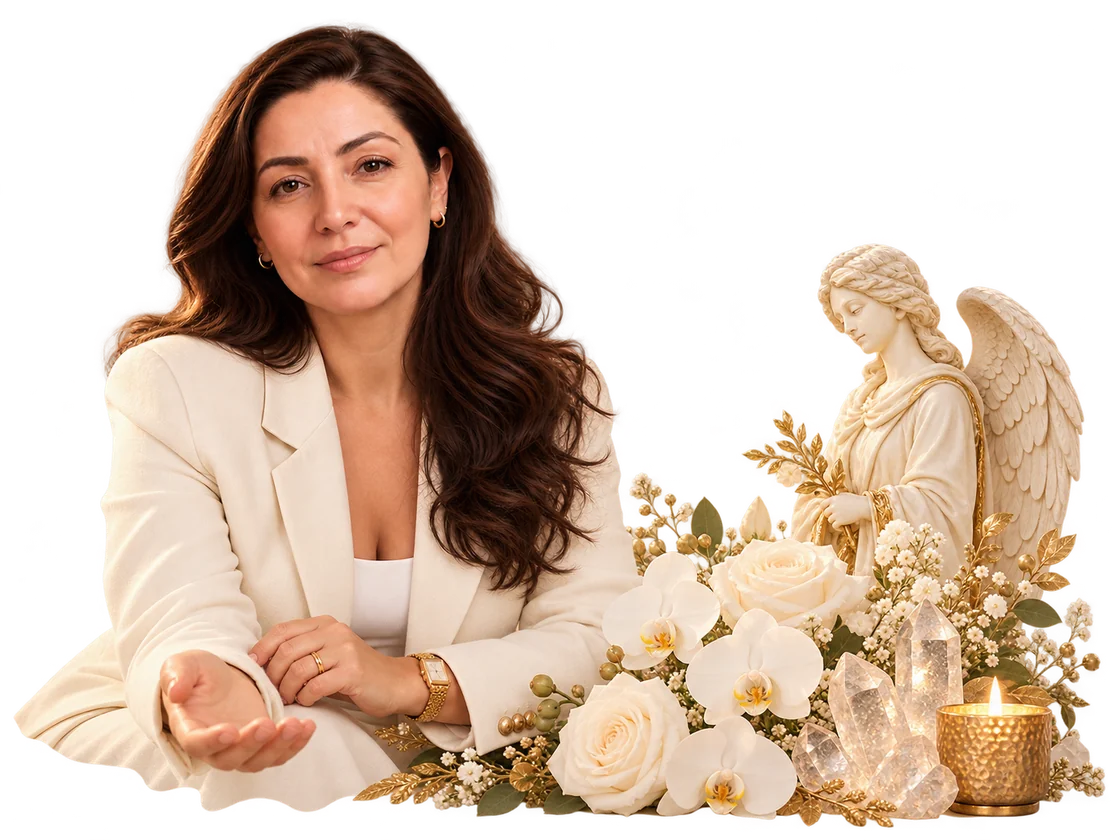 Elodie em uma composição com flores brancas, cristais e uma escultura angelical